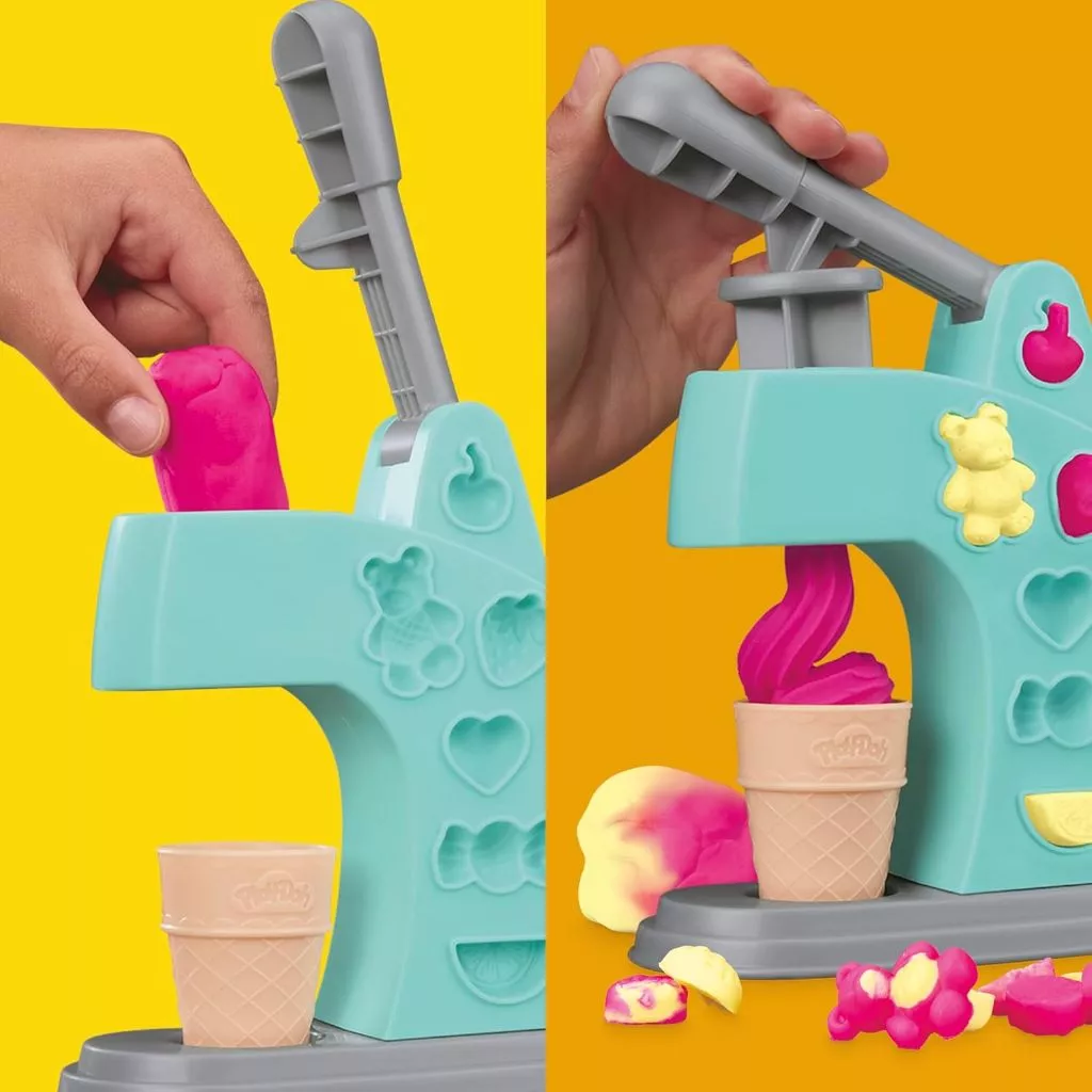 Criança brincando com Play-Doh Mini Sorveteria