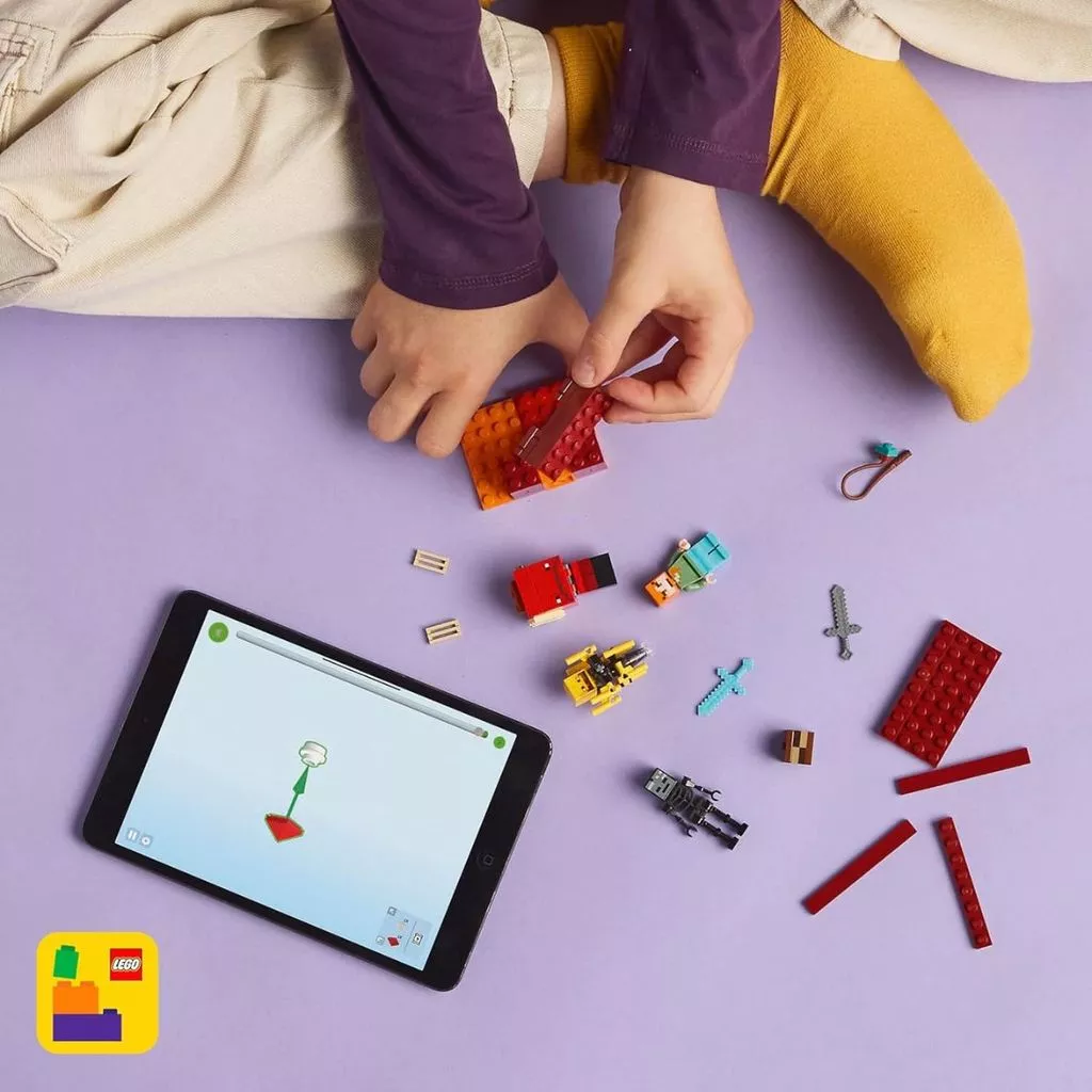 Criança brincando com LEGO Minecraft