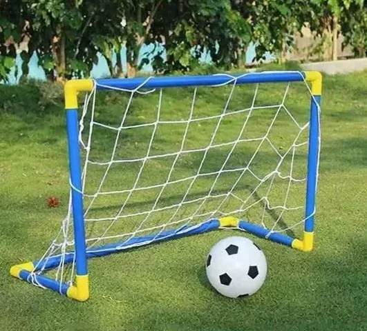 Criança brincando com kit de futebol infantil em casa