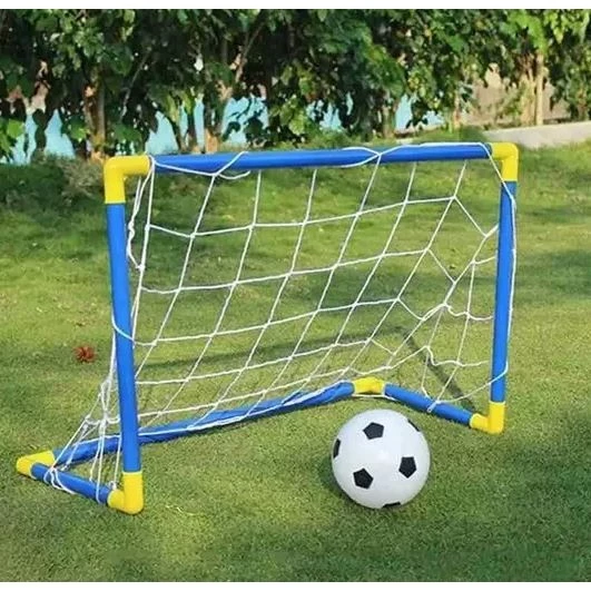 Criança brincando com kit de futebol infantil em casa