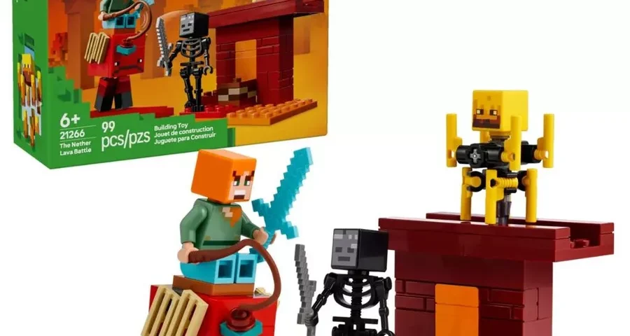 Criança brincando com LEGO Minecraft