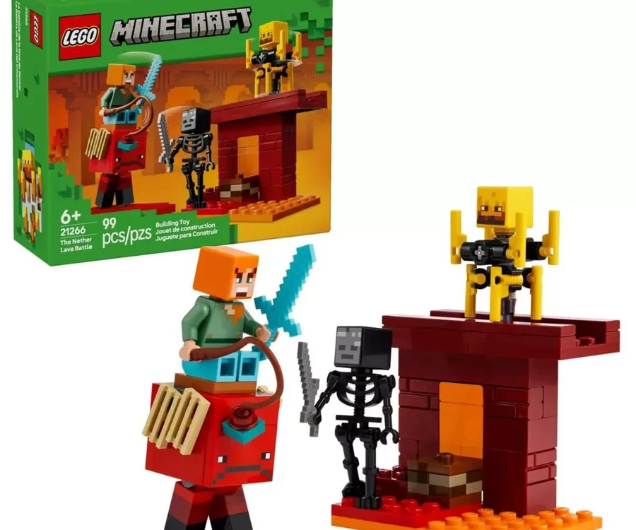 Criança brincando com LEGO Minecraft