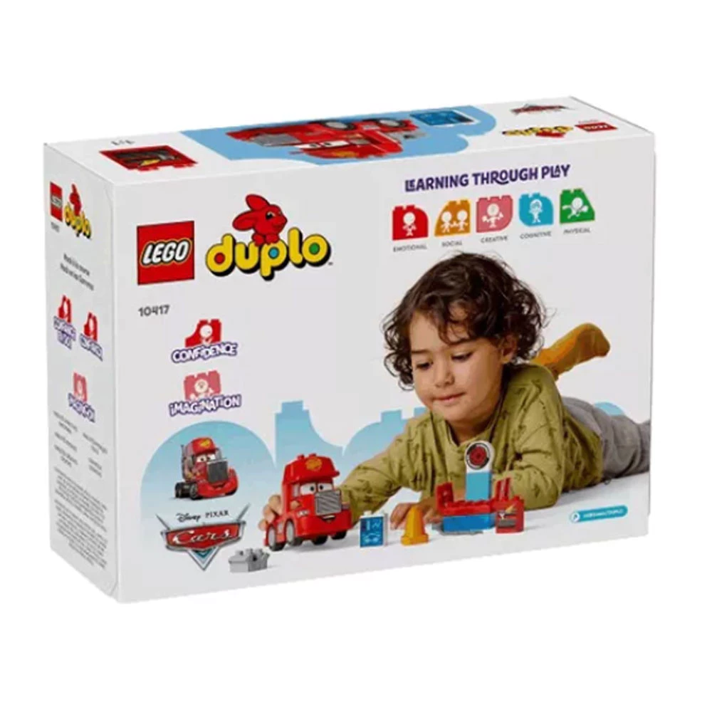 Criança brincando com Lego Duplo - Cars Mack na corrida